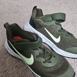 $7 LOWER PRICE IN BUNDLE Nike Kids Olive Green Sneakers Size 2y